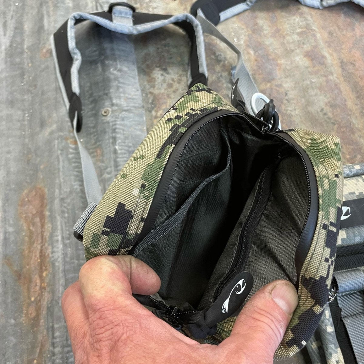 Inside pockets, one zippered